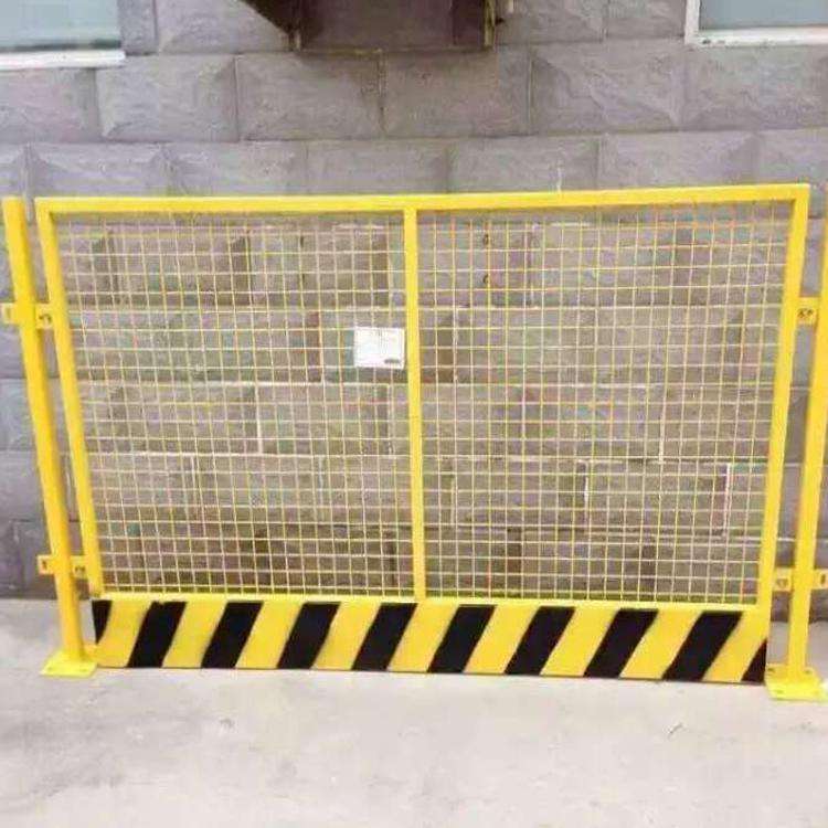 玉湛高速中間護(hù)欄安裝